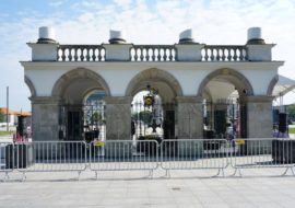 Barierki CITY TLC Rental na Placu Piłsudskiego
